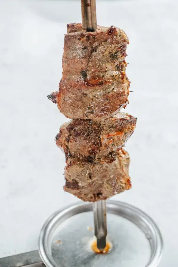 Pierna de cordero asada · Churrasquería Rodeo Grill